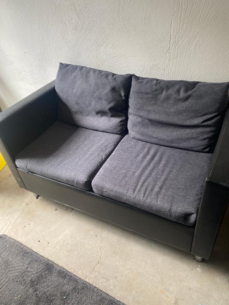 Klein grijs/zwart bankje voor (studenten)kamer, Gebruikt, Tweepersoons, Grijs, 140 cm