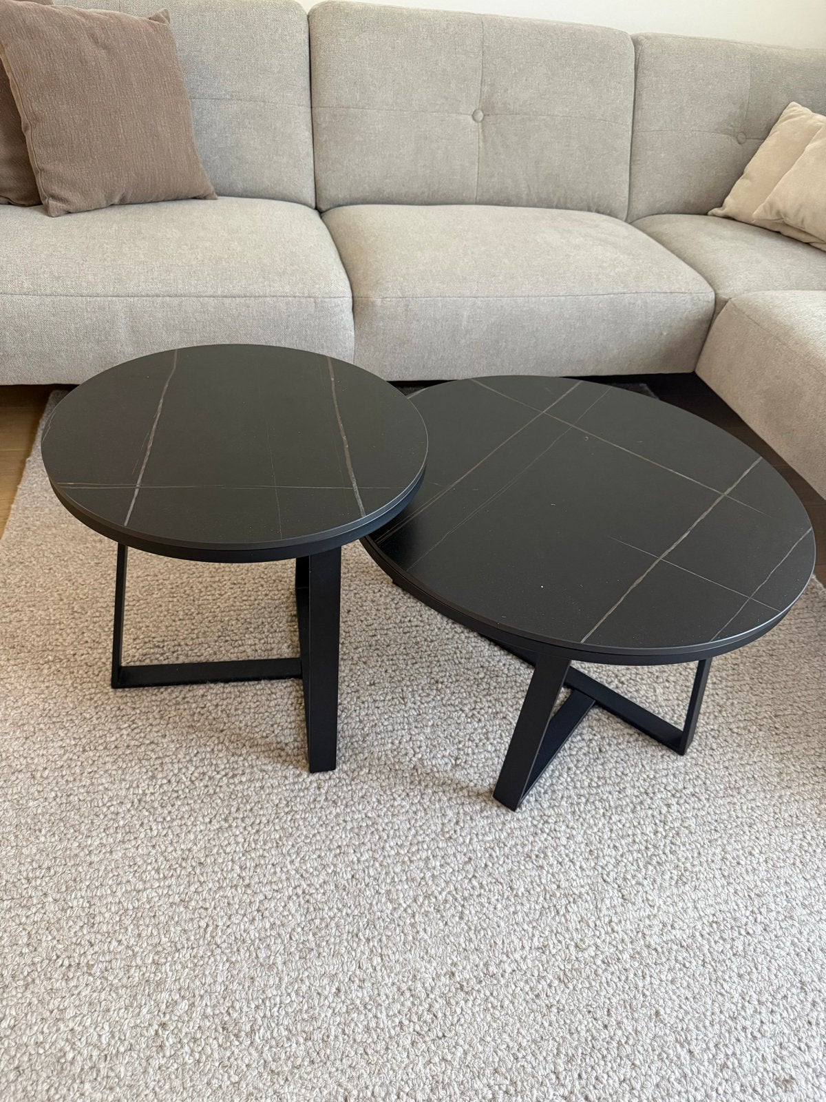 Gratis Set van 2 zwarte salontafels met marmerlook, Huis en Inrichting, Tafels | Salontafels, Ophalen, Rond, 50 tot 100 cm, Zo goed als nieuw