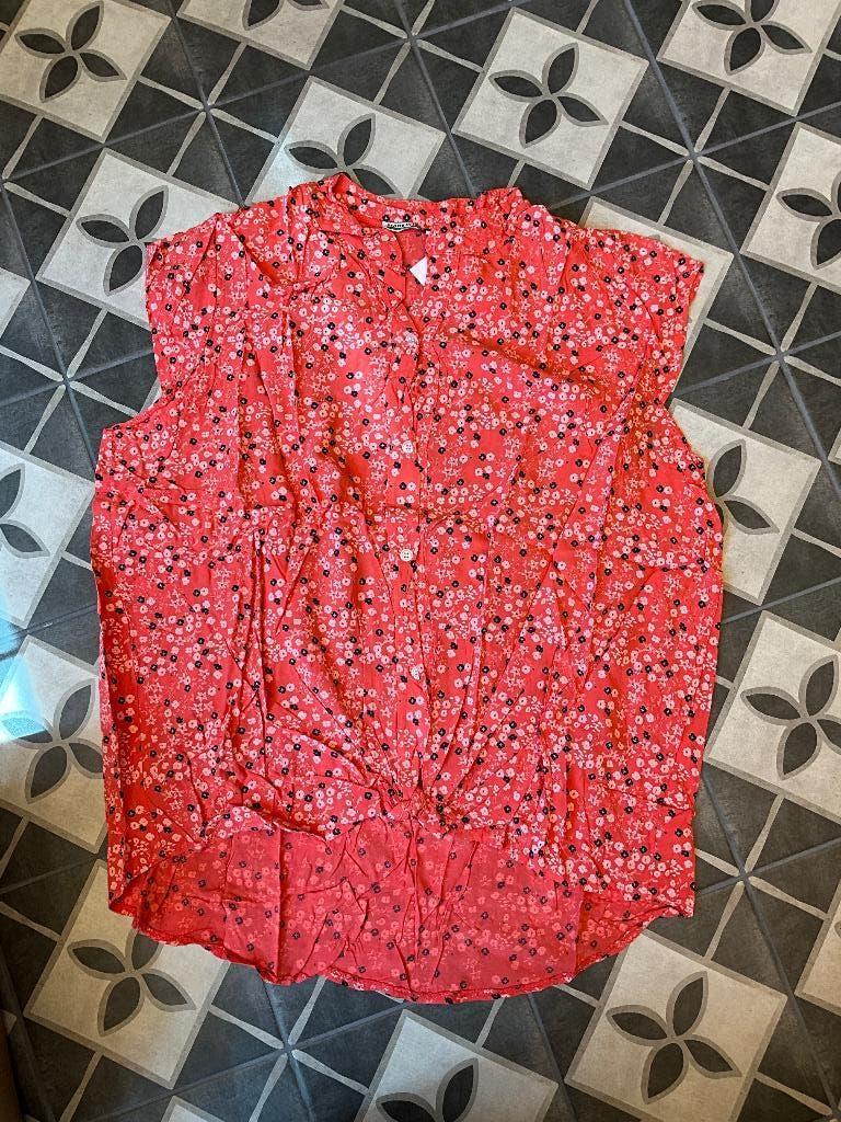 Gebloemd blousje met voorin knoop merk sasoon, Gebloemd blousje met voorin knoop merk sasoon, Nieuw, Ophalen of Verzenden, Emmen