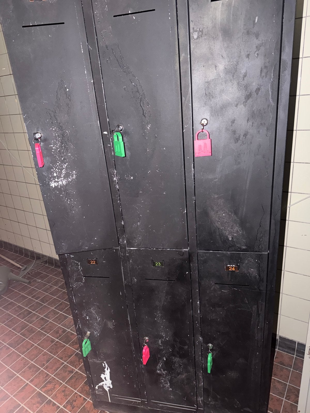 2x Zwarte metalen lockers met hangsloten, Huis en Inrichting, Kasten | Lockerkasten, Ophalen, Gebruikt