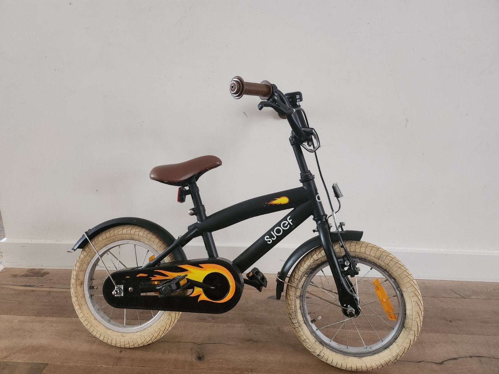Sjoef kinderfiets 14 inch - Zwart met vlammen