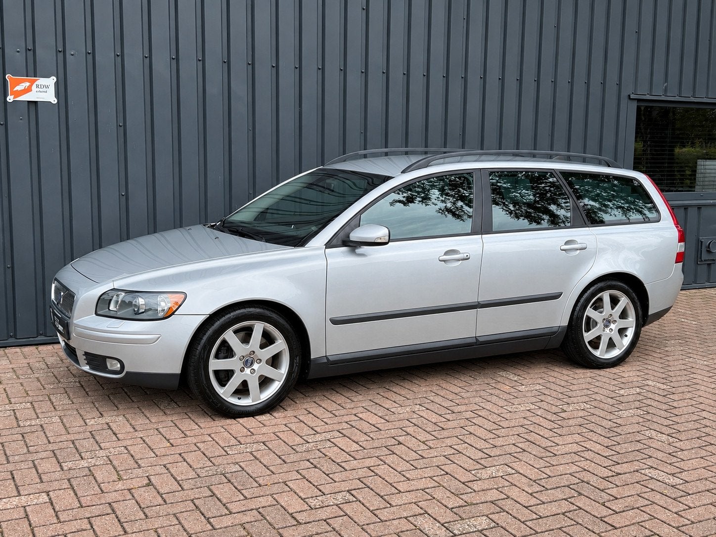 Volvo V50 2.5 T5 Momentum 1E EIG.!/DEALER OND.!/YOUNGTIMER!/, Auto's, Dealer onderhouden, Gebruikt, Zwart, 700 kg