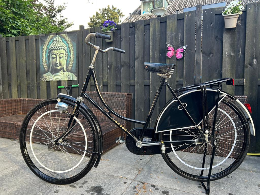 Zwarte omafiets 28 inch merk rodeo made in Holland, 56 cm of meer, Ophalen of Verzenden, Zo goed als nieuw, Terugtraprem