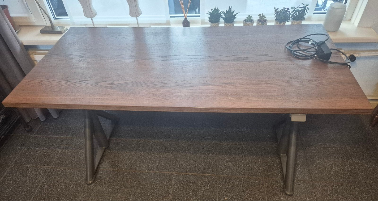 IKEA IDÅSEN Zit-sta bureau - Donkerbruin/Antraciet, Zit-sta bureau, Spaanplaat of MDF, Bruin, Ophalen of Verzenden