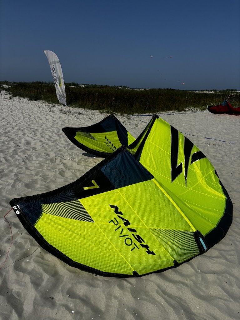 Naish Pivot 2025 – 7m (geel) – zo goed als nieuw, Watersport en Boten, Info@kubus-sports.nl, Geen board, Ophalen of Verzenden