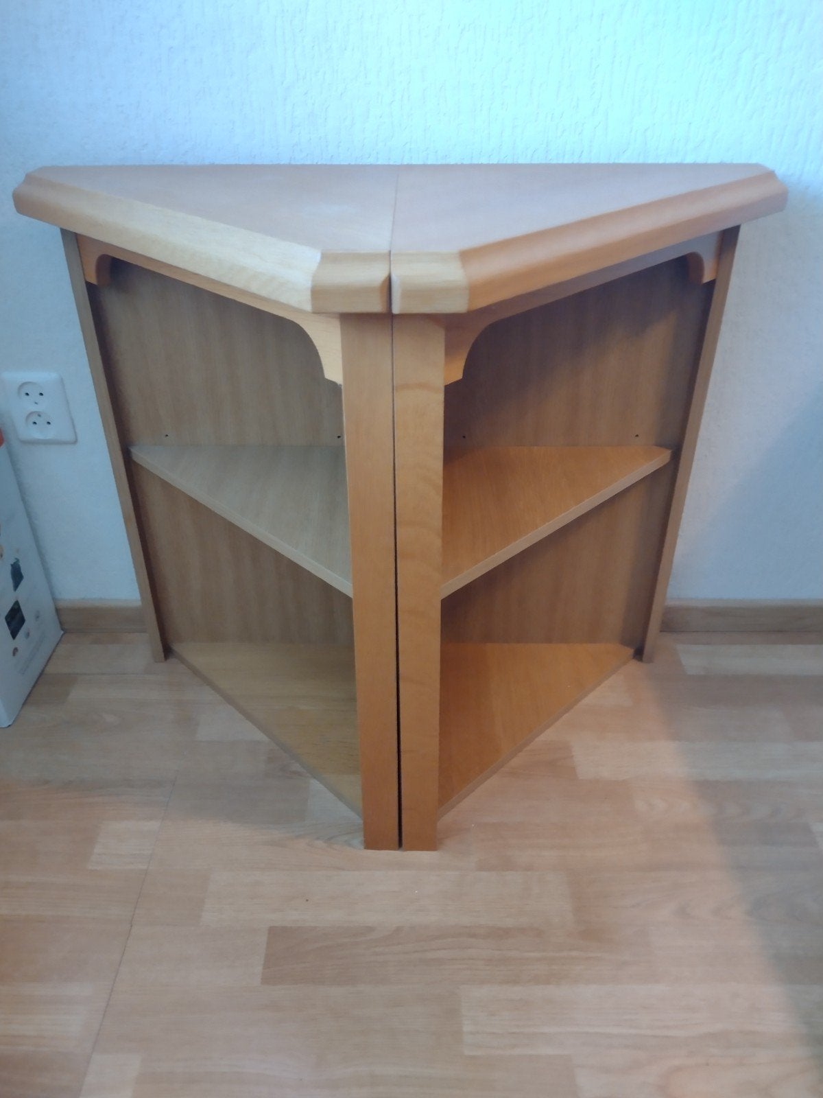 Twee houten hoekkastjes met planken, Ophalen