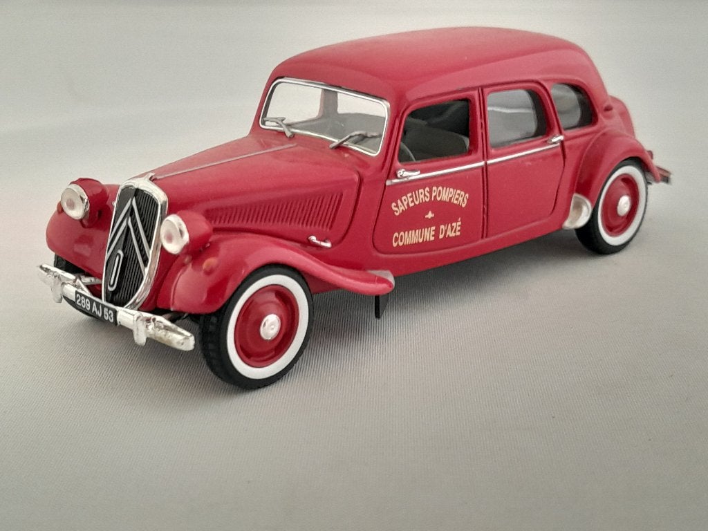 Citroën Traction familiale; 1:43 van Universal Hobbies, Hobby en Vrije tijd, Ophalen of Verzenden, Zo goed als nieuw, Auto, Universal Hobbies