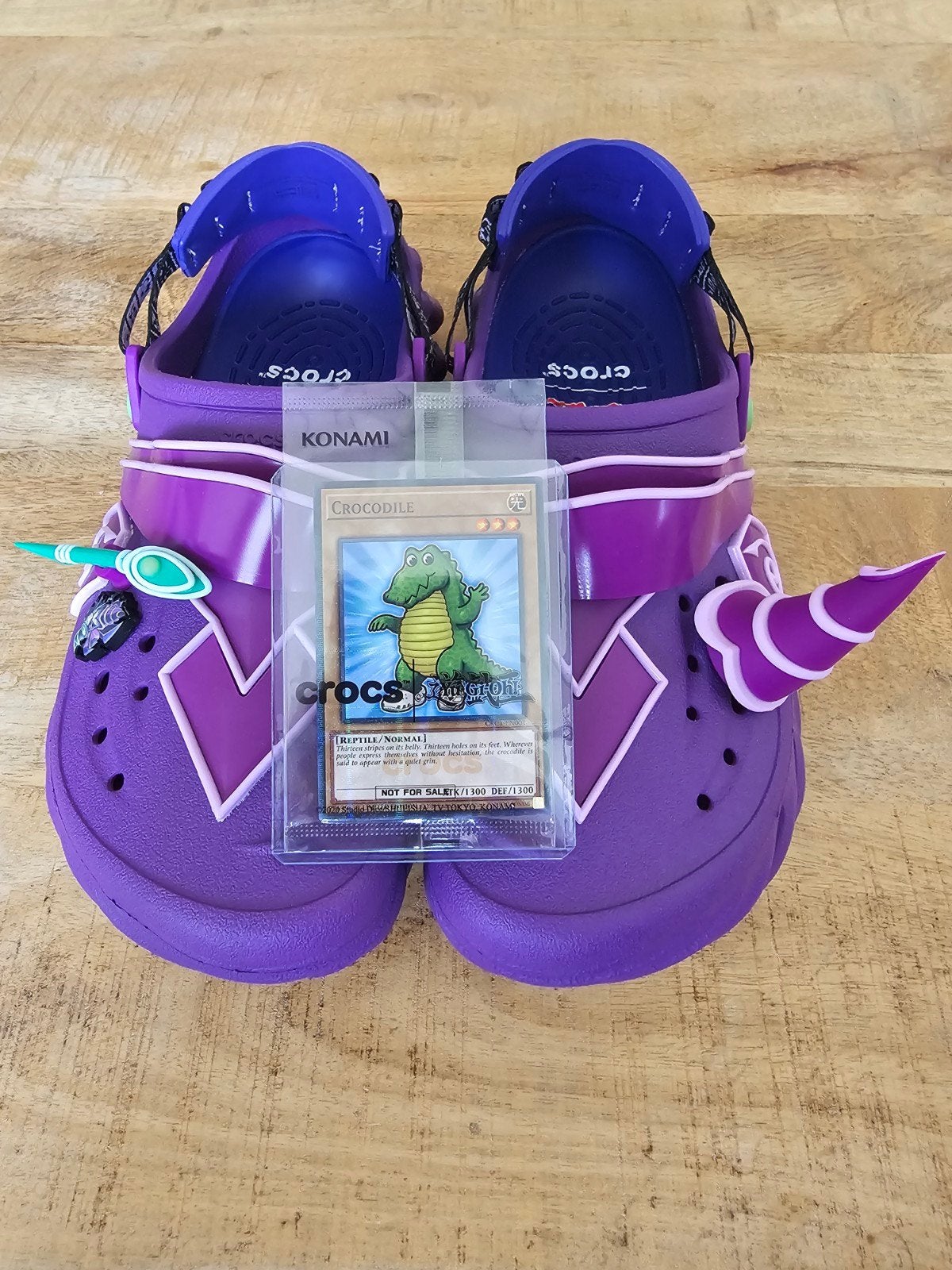 Crocs x Yu-Gi-Oh! Clogs Paars met Jibbitz en Kaart, Slippers, Overige kleuren, Ophalen of Verzenden, Zo goed als nieuw