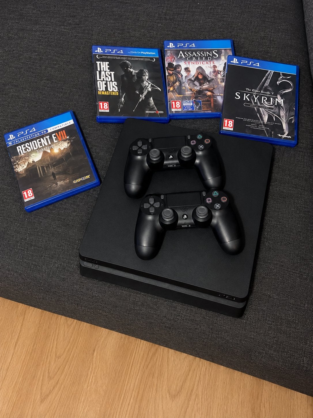 PlayStation 4 Slim met 2 controllers en 4 games, Spelcomputers en Games, Ophalen, Met 2 controllers, 1 TB, Slim