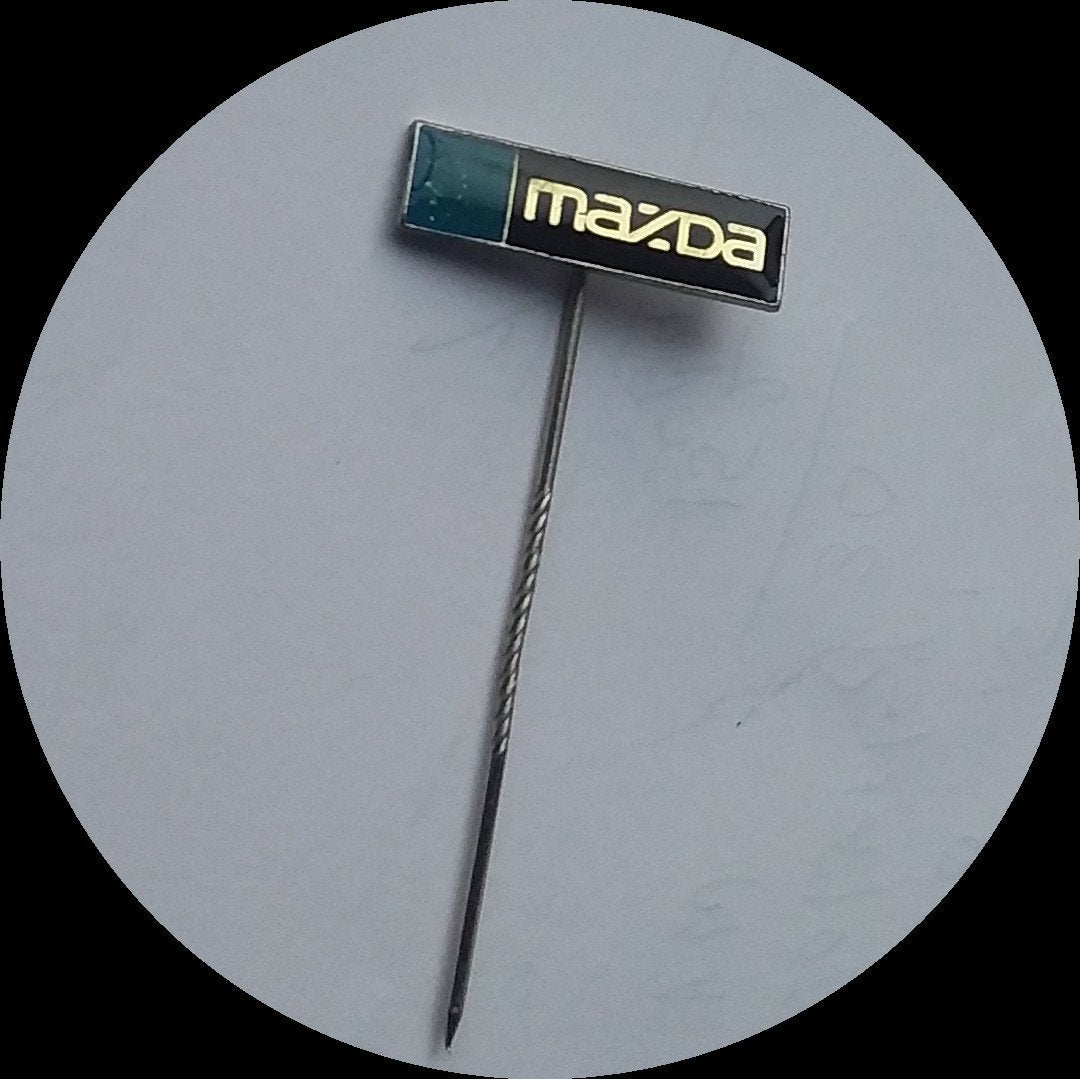MAZDA speldje, zwart blauw, Verzamelen, Speldjes, Pins en Buttons, Ophalen of Verzenden, Zo goed als nieuw, Transport, Speldje of Pin