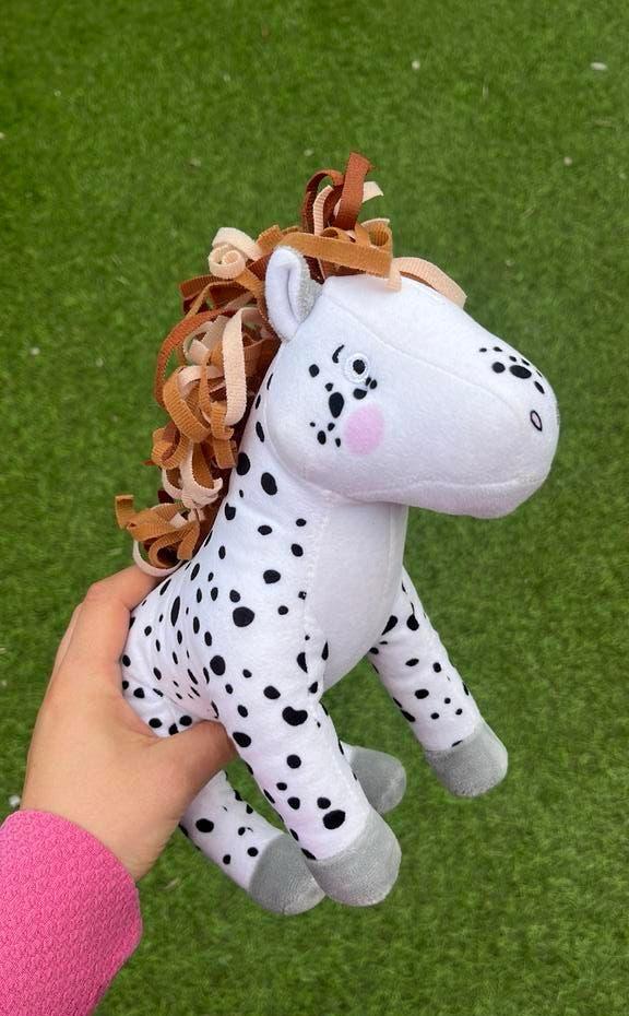 Stip, de pony, knuffel uit de reeks Fien en Teun, Kinderen en Baby's, Speelgoed | Knuffels en Pluche, Paard, Overige merken, Overige karakters