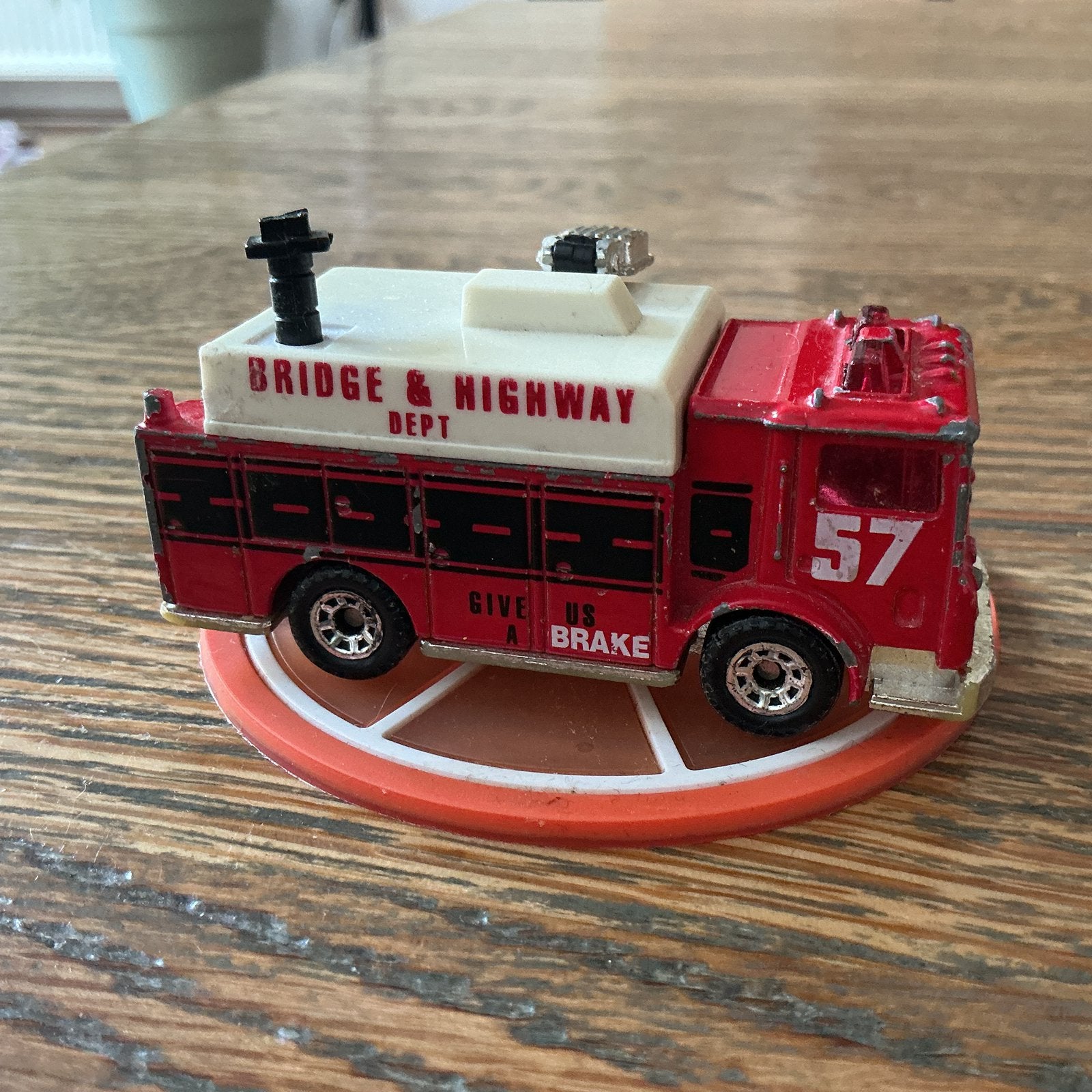 MACK BRANDWEERWAGEN BRIDGE & HIGHWAY DEPT MATCHBOX, Ophalen, Gebruikt, Bus of Vrachtwagen