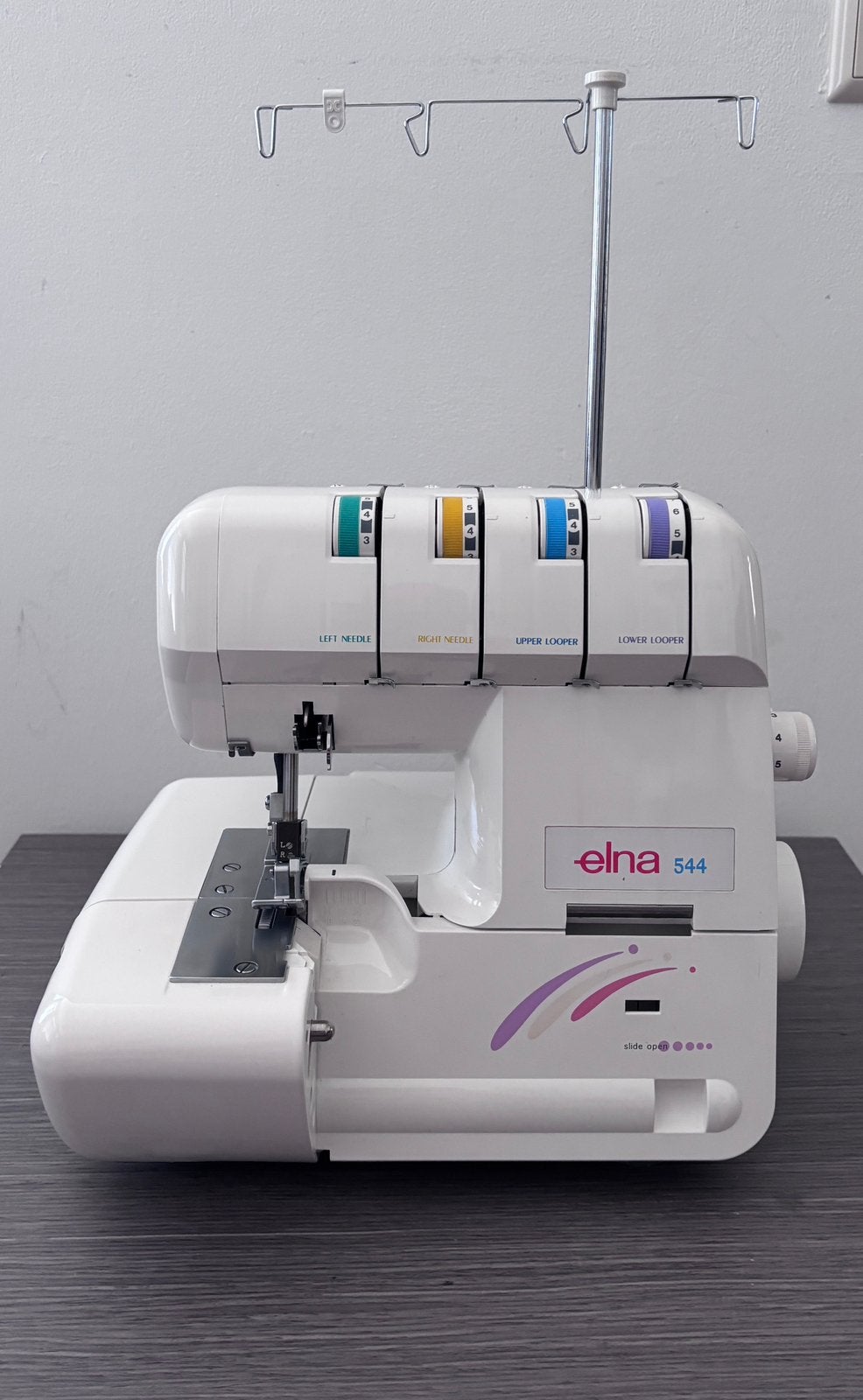 Elna 544 lock machine zo goed als nieuw, Hobby en Vrije tijd, Naaimachines en Toebehoren, Ophalen, Zo goed als nieuw, Lockmachine