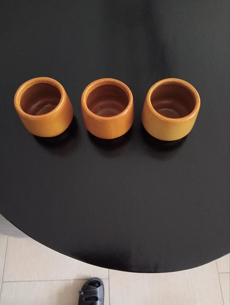 Drie zo goed als nieuwe okerkleurige bloempotjes, Ophalen, Zo goed als nieuw