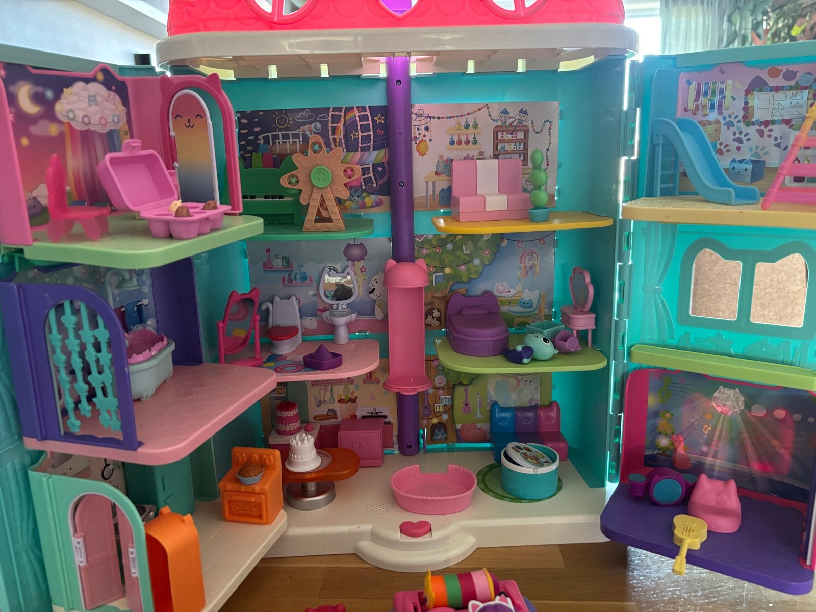 Gabby's Poppenhuis met veel onderdelen en poppetjes, Kinderen en Baby's, Speelgoed | Poppenhuizen, Ophalen, Gebruikt, Poppenhuis