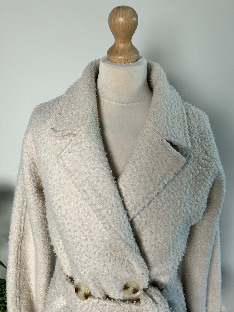 King Louie maat 42 creme lange jas 3506, Kleding | Dames, Jassen | Winter, Beige, Maat 42/44 (L), Ophalen of Verzenden, Zo goed als nieuw