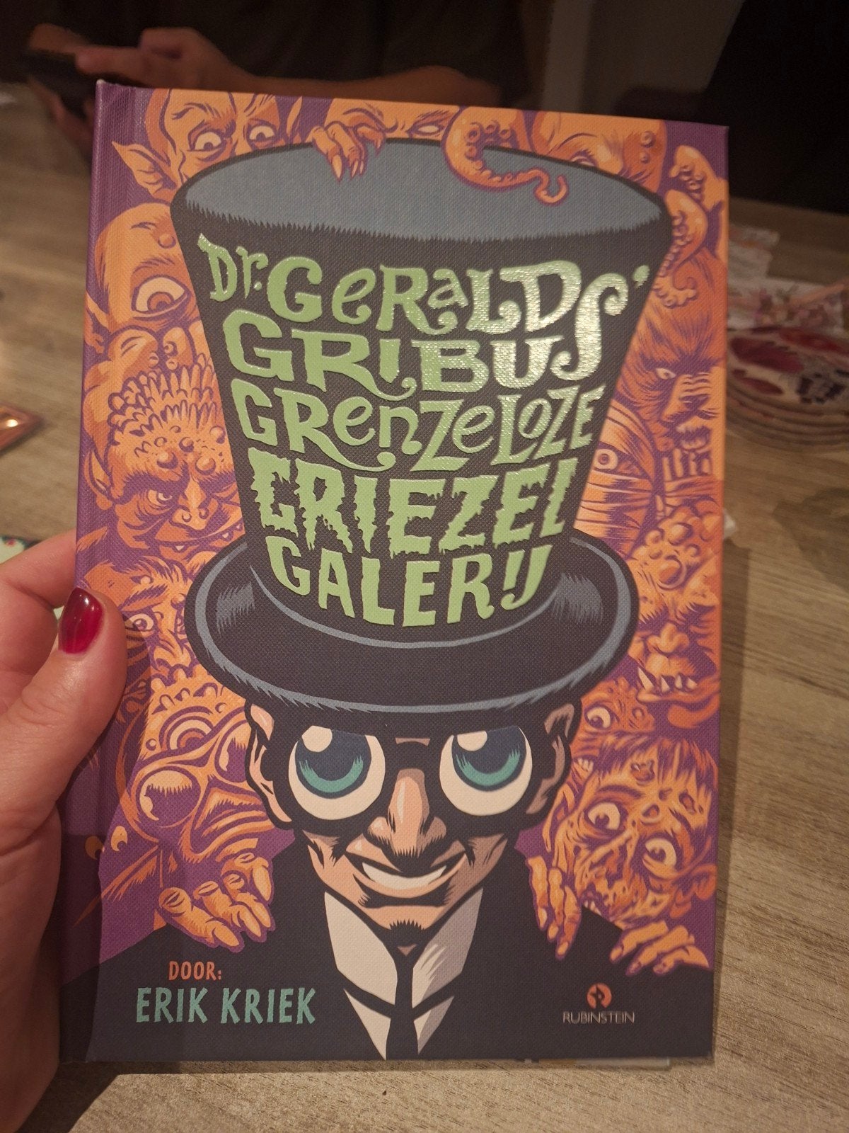 Dr. Gerald Gribus' Grenzeloze Griezelgalerij - Erik Kriek, Ophalen of Verzenden, Zo goed als nieuw, Erik Kriek, Fictie algemeen