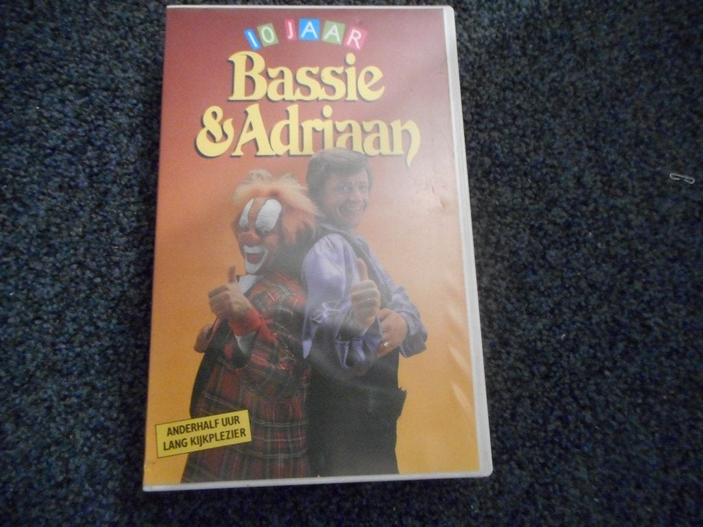 10 JAAR BASSIE & ADRIAAN! De Leukste Sketches Op CNR VIDEO!, Verzenden, Alle leeftijden, Nederlands, Zo goed als nieuw