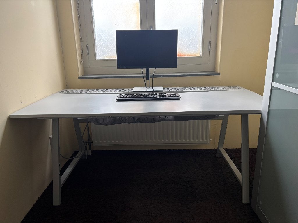 IKEA bureau grijs, Ophalen, 160 cm, Gebruikt, Kabelgoot