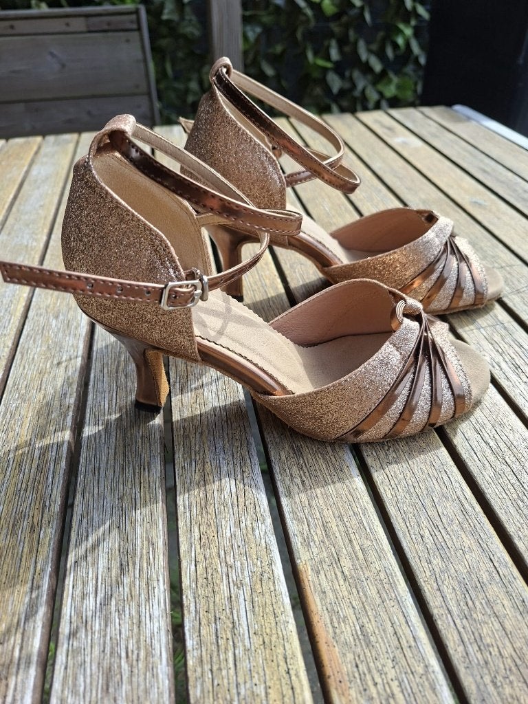 Mooie goudkleurige dansschoentjes maat 38 !!, Ophalen of Verzenden, Gebruikt, Schoenen