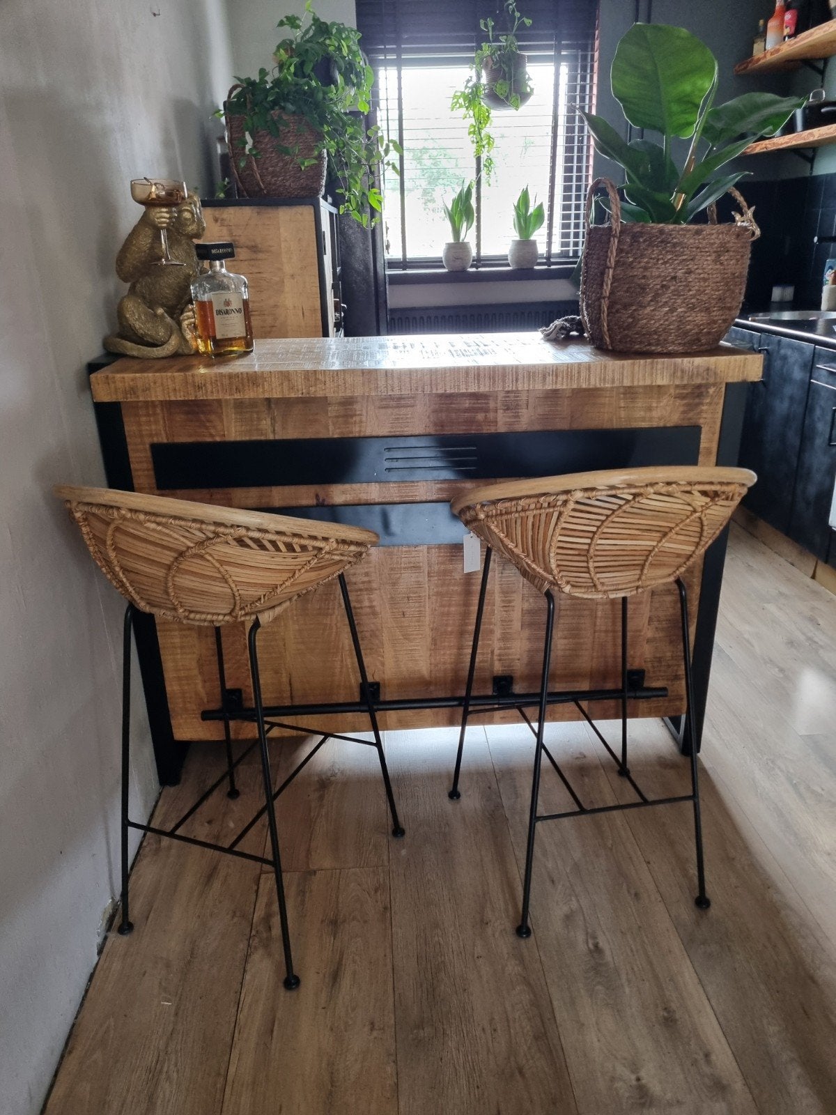 Prachtige bar van Mangohout inclusief 2 nieuwe krukken, Huis en Inrichting, Ophalen, Zo goed als nieuw, Inclusief barstoelen