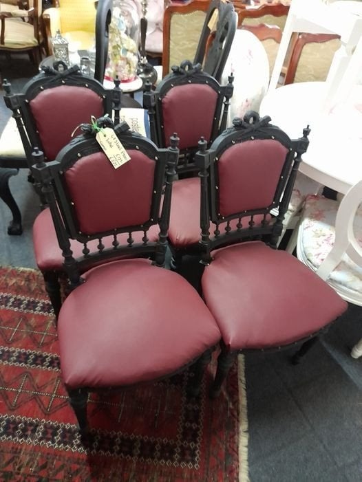Set 4 kasteel stoelen opnieuw gestoffeerd, Ophalen