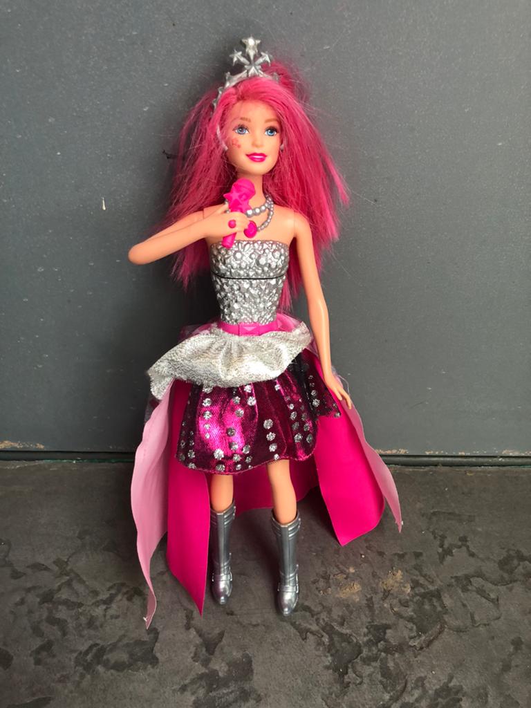 Barbie popster courtney  mattel 2014 rock& royal film, Ophalen of Verzenden, Zo goed als nieuw, Fashion Doll