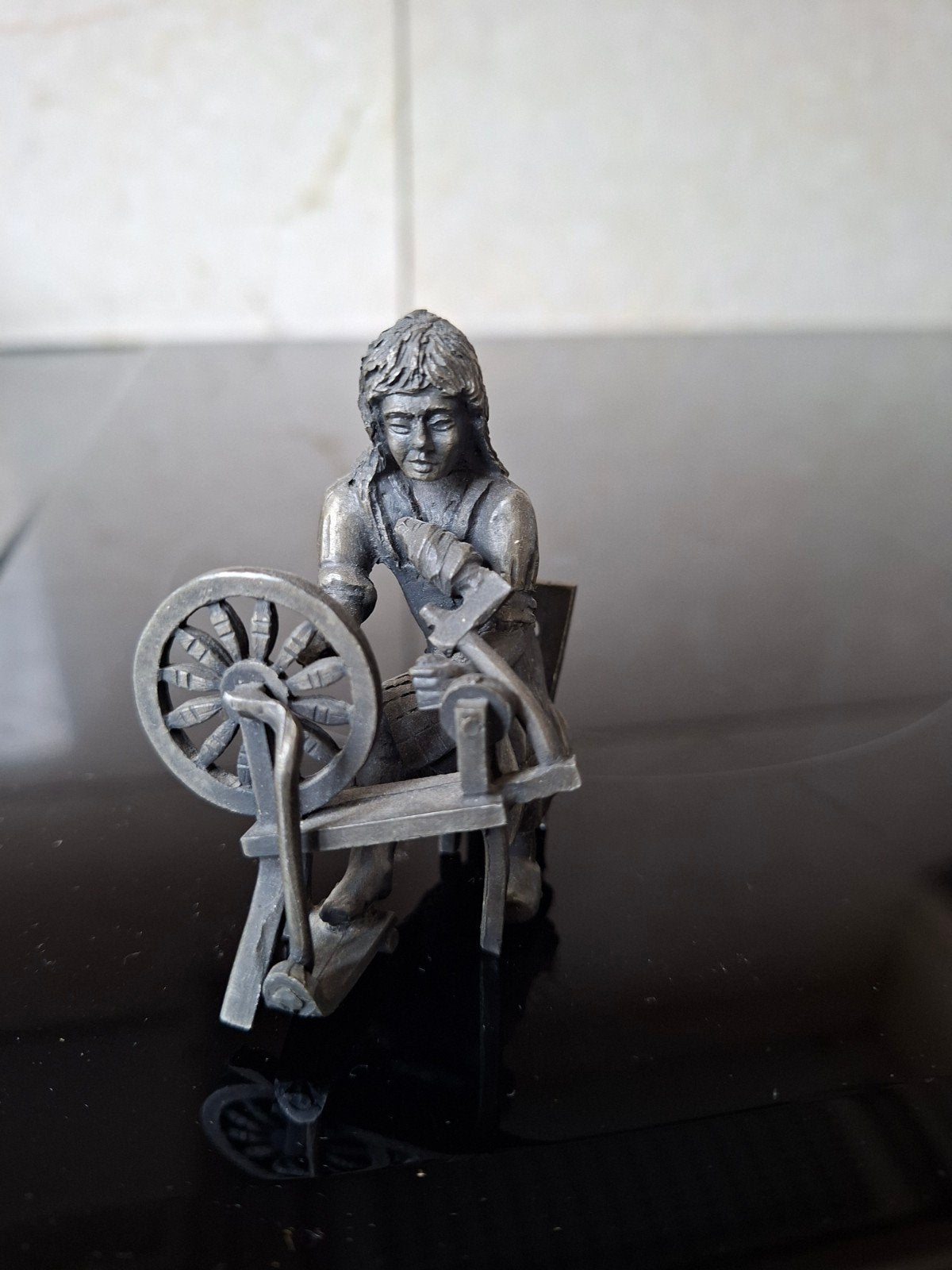 Tin beeldje ambacht: vrouw aan spinnewiel, Antiek en Kunst, Ophalen of Verzenden