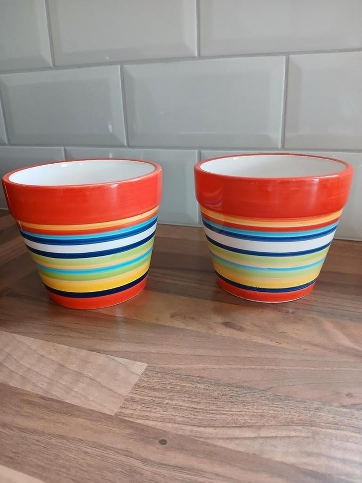 Twee vrolijke, gekleurde bloempotten, Rond, Ophalen of Verzenden, Zo goed als nieuw, Balkon