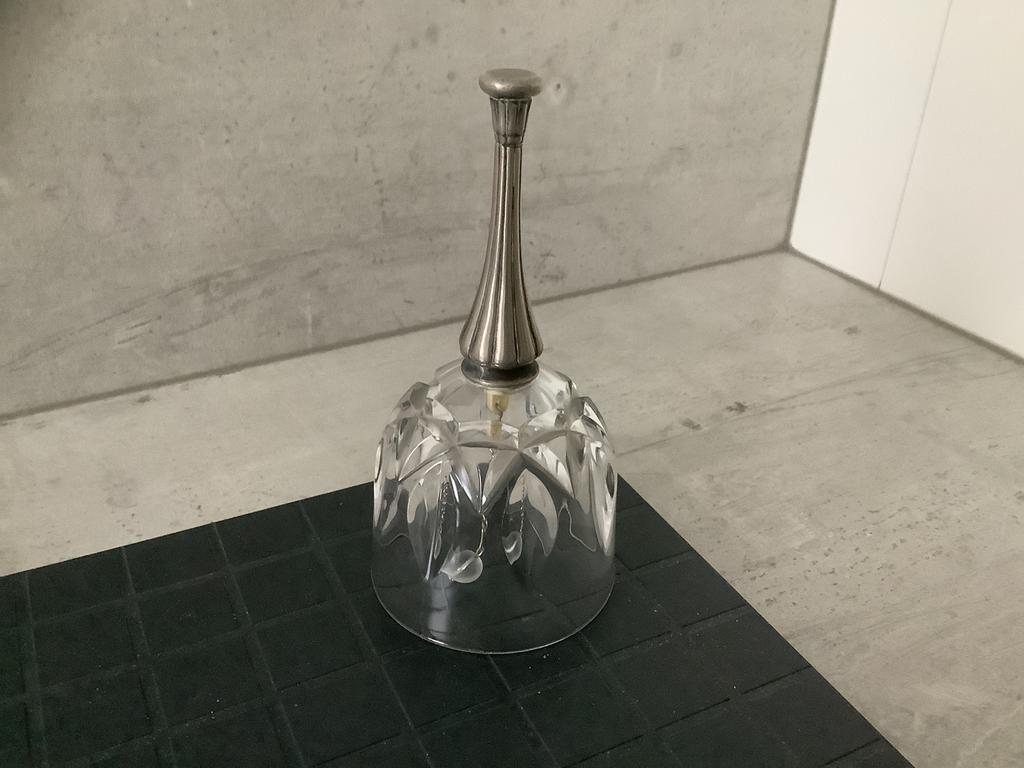 Kristallen Tafelbel met een Tinnen Handvat en Glazen Klepel, Ophalen of Verzenden