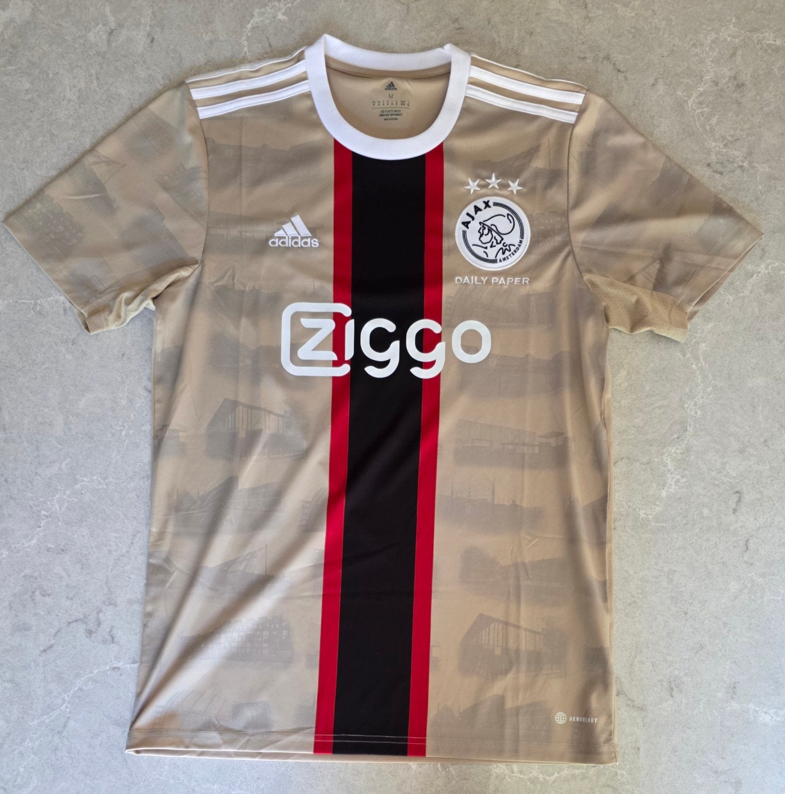 Ajax tenue 22/23 maat M shirt + broekje official, Ophalen of Verzenden