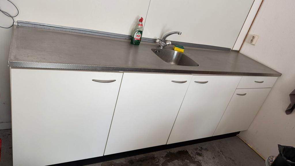 Compacte keuken met RVS blad en spoelbak, Huis en Inrichting, Keuken | Complete keukens, Ophalen, Gebruikt, Wit, Enkelwandige keuken
