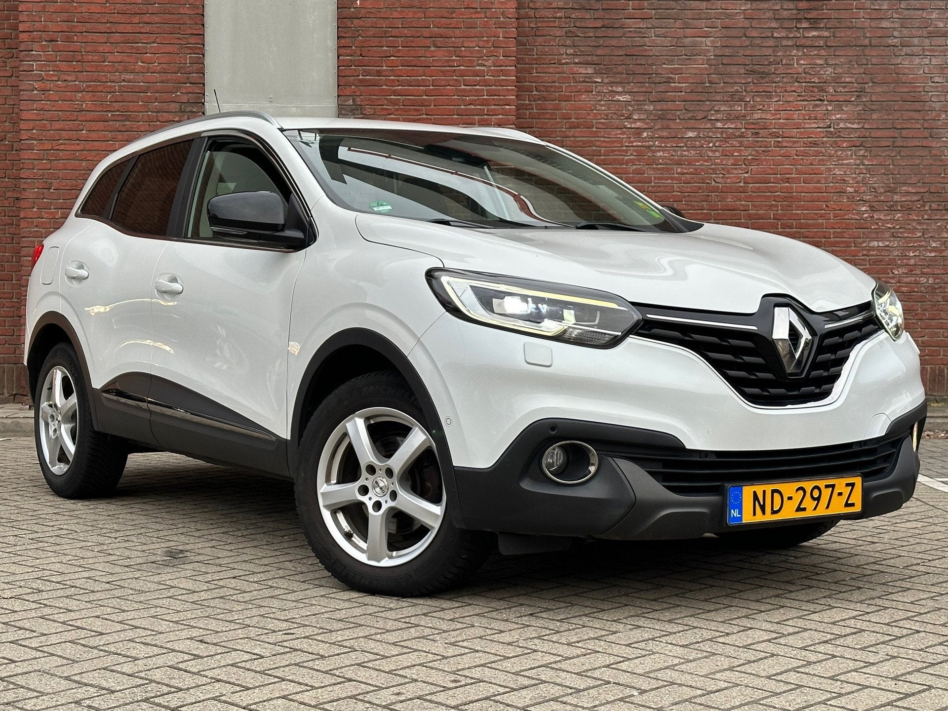 Renault Kadjar 1.2 TCe Extase|BOSE|NAVI|LEDER|TREKHAAK|NAP, Auto's, Voorwielaandrijving, Kadjar, Gebruikt, Wit