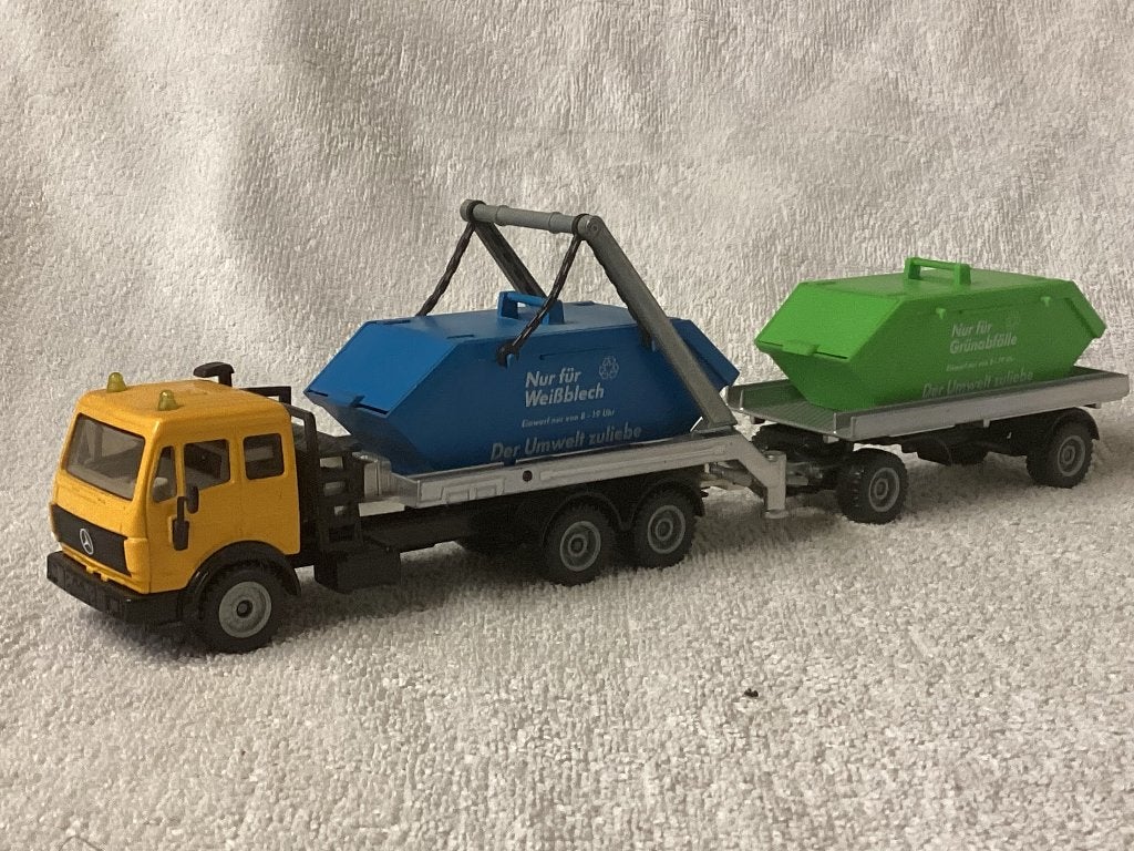 Mercedes vrachtwagen met aanhanger en vuilcontainer bakken, Hobby en Vrije tijd, Modelauto's | 1:50, Ophalen of Verzenden, Zo goed als nieuw