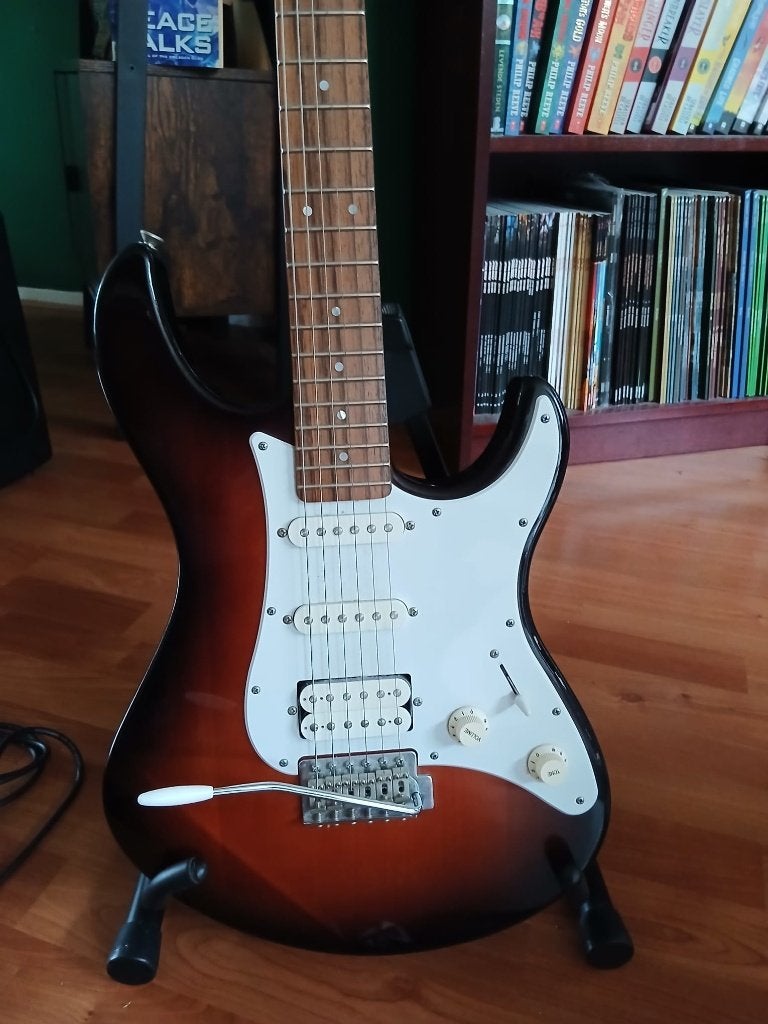 Foto 4 van Yamaha Pacifica PAC112J  Fender Super Champ XD + accessoires