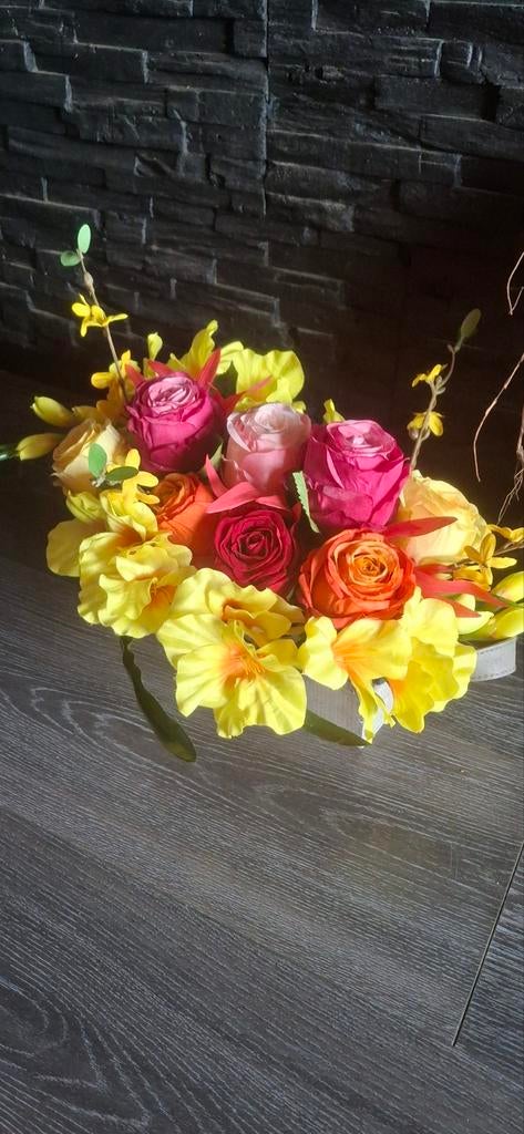 Fleurig bloemstuk met rozen en gladiolen in houten bakje, Ophalen of Verzenden, Zo goed als nieuw