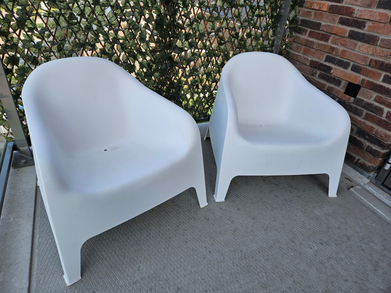 2 Ikea Skarpo wit tuinstoelen kuipstoelen, Tuin en Terras, Ophalen, Nieuw, Kunststof, Stapelbaar