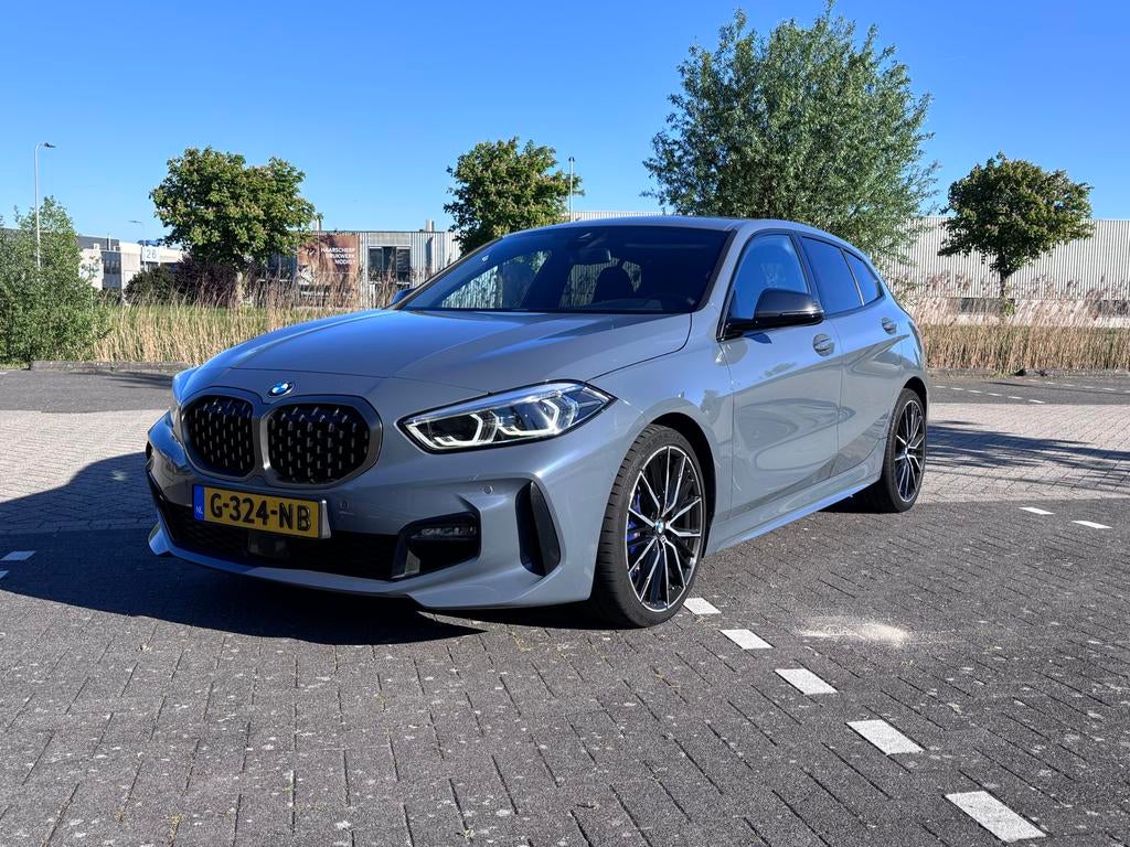 BMW 1-Serie M-pakket 118i 140pk Aut 2019 StormBayGrijs, Auto's, 15 km/l, Origineel Nederlands, Grijs, Particulier