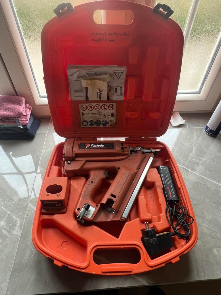 Paslode IM350/90 CT tacker op gas met koffer en lader, Ophalen of Verzenden, Gebruikt