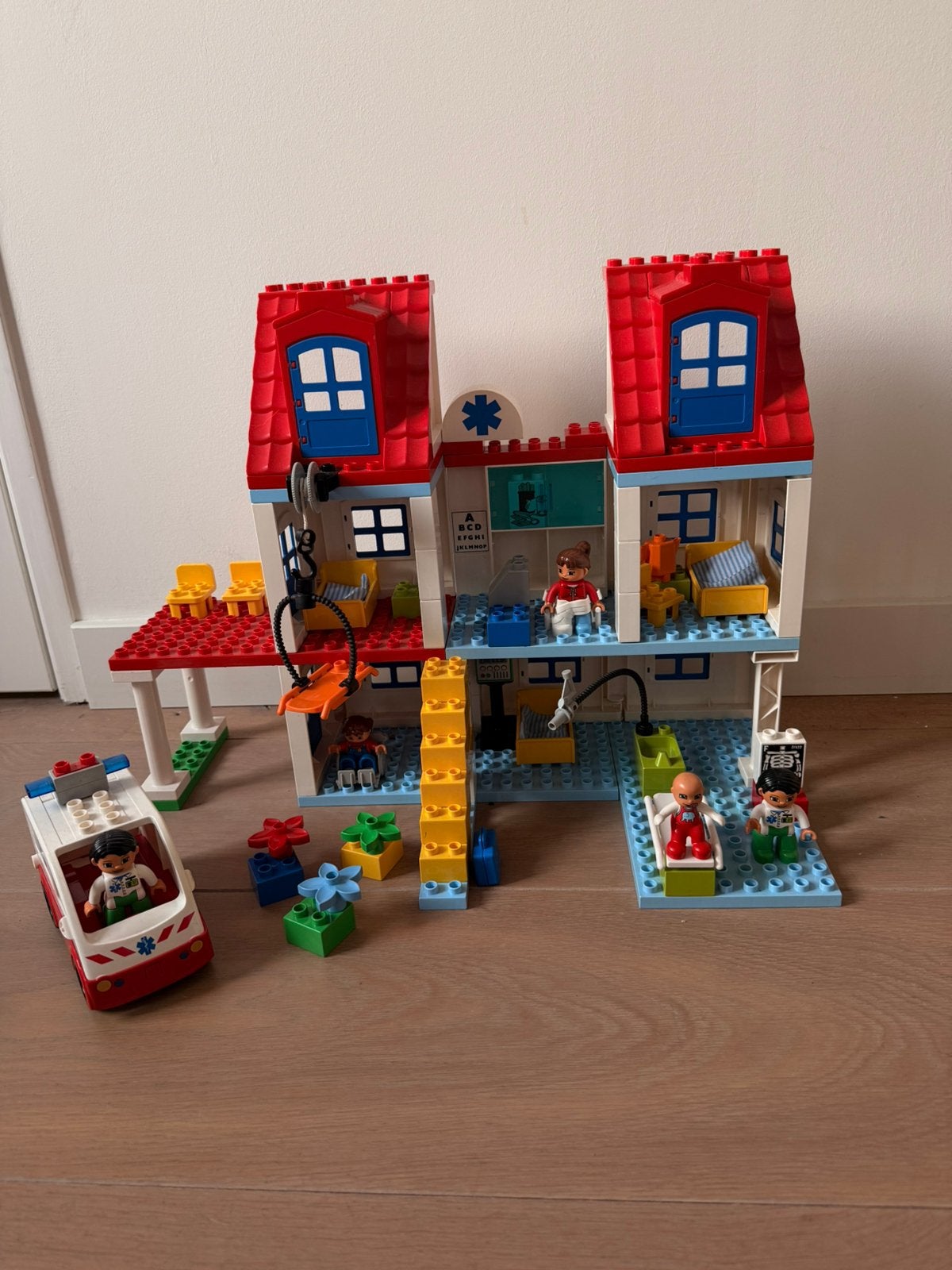 LEGO DUPLO 5795 Groot Stadziekenhuis | Met ambulance, Ophalen of Verzenden, Zo goed als nieuw, Duplo