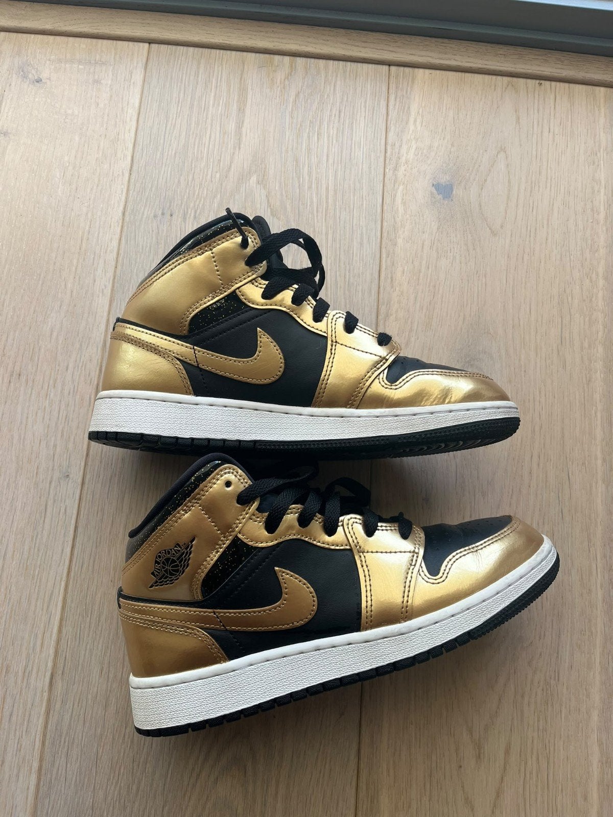 Nike Air Jordan 1 Mid - Goud/Zwart (Maat 37.5), Zwart, Nike, Ophalen of Verzenden, Sneakers of Gympen