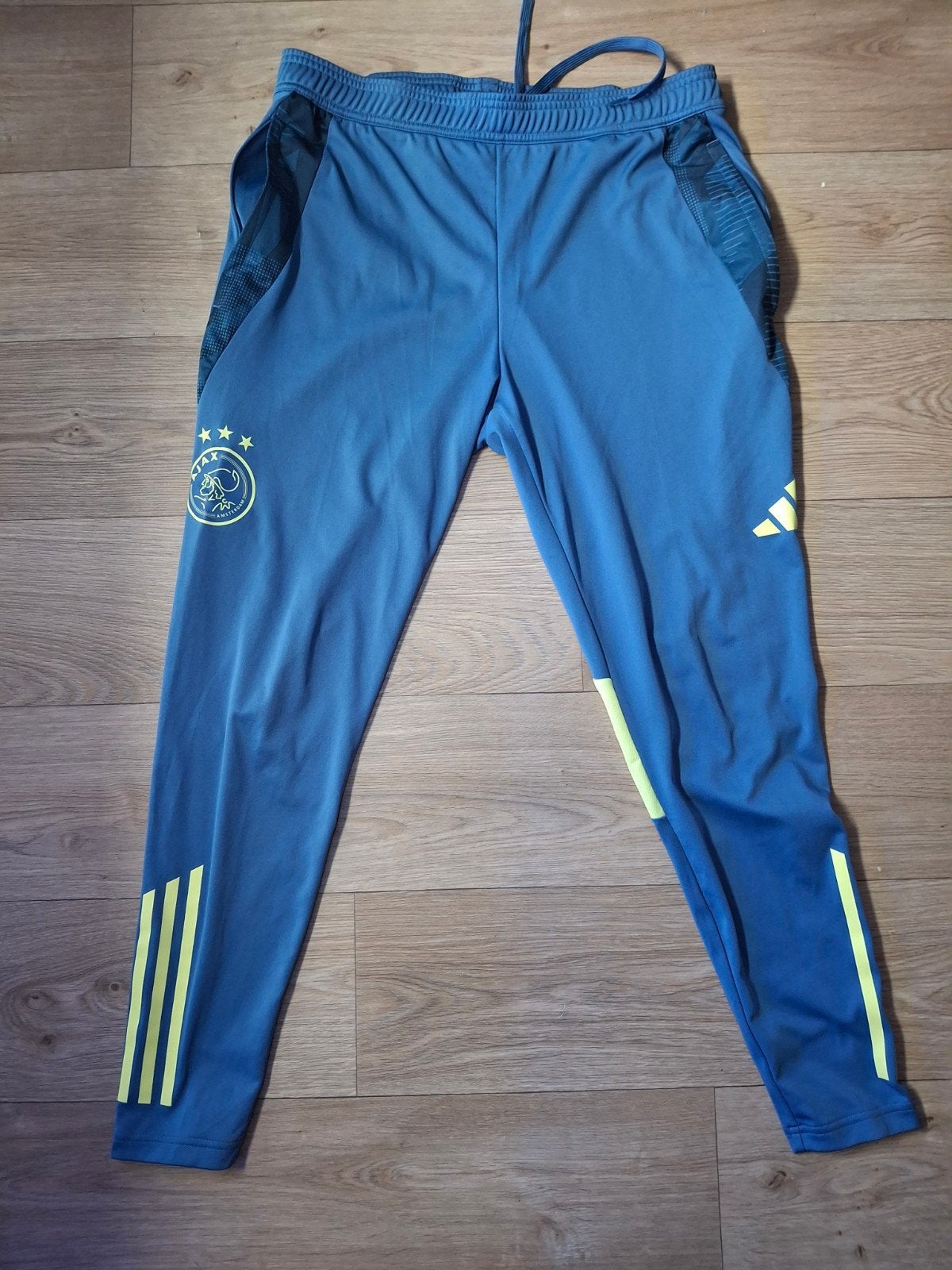 Adidas Ajax trainingsbroek - Blauw/Geel L, Maat 52/54 (L), Blauw, Nieuw, Ophalen of Verzenden