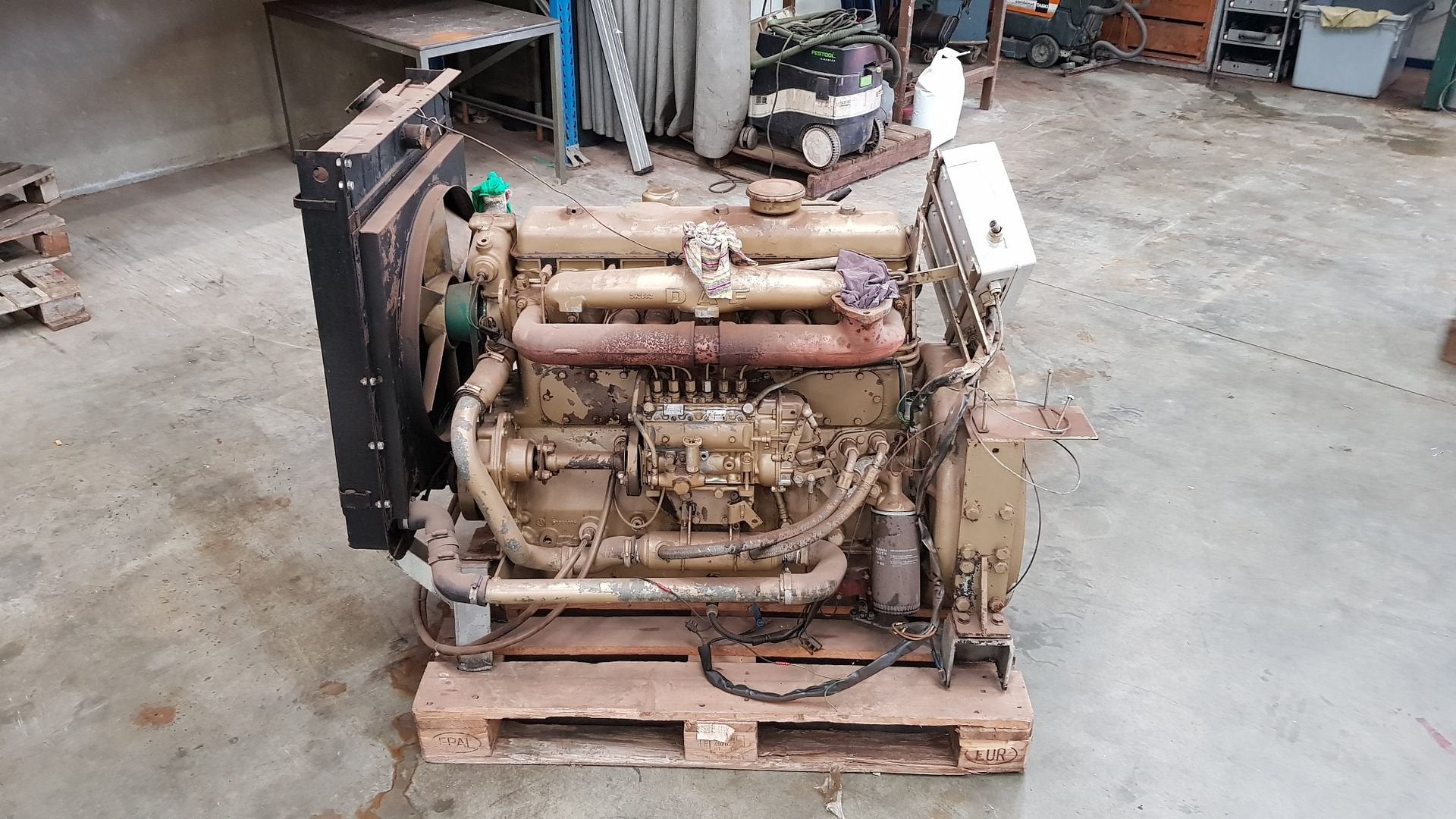 DAF 575 dieselmotor met radiateur en startmotor