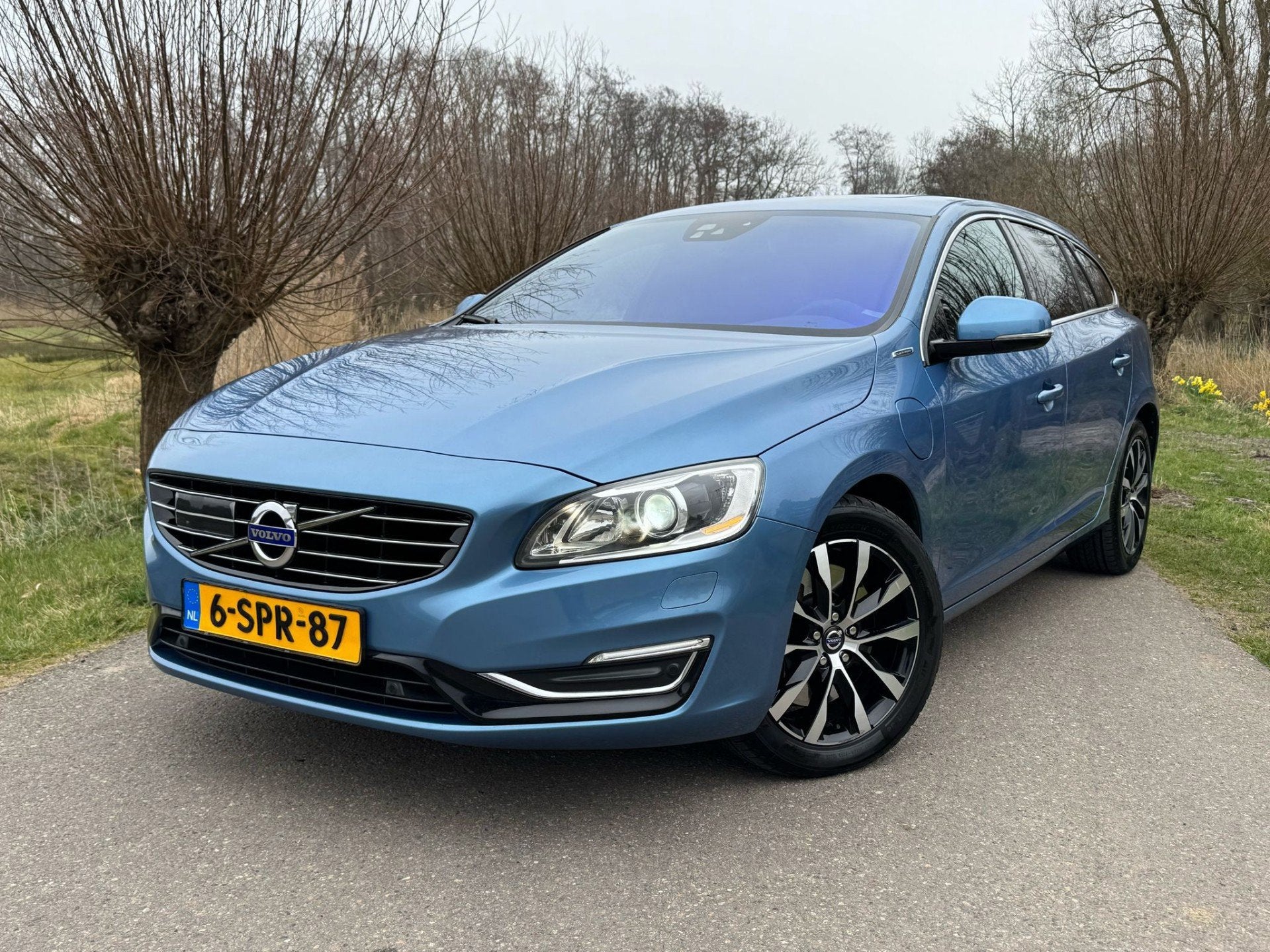 Volvo V60 2.4 D6 AWD Plug-In Hybrid Summum Automaat / Schuif, Automaat, Zwart, Blauw, Vierwielaandrijving