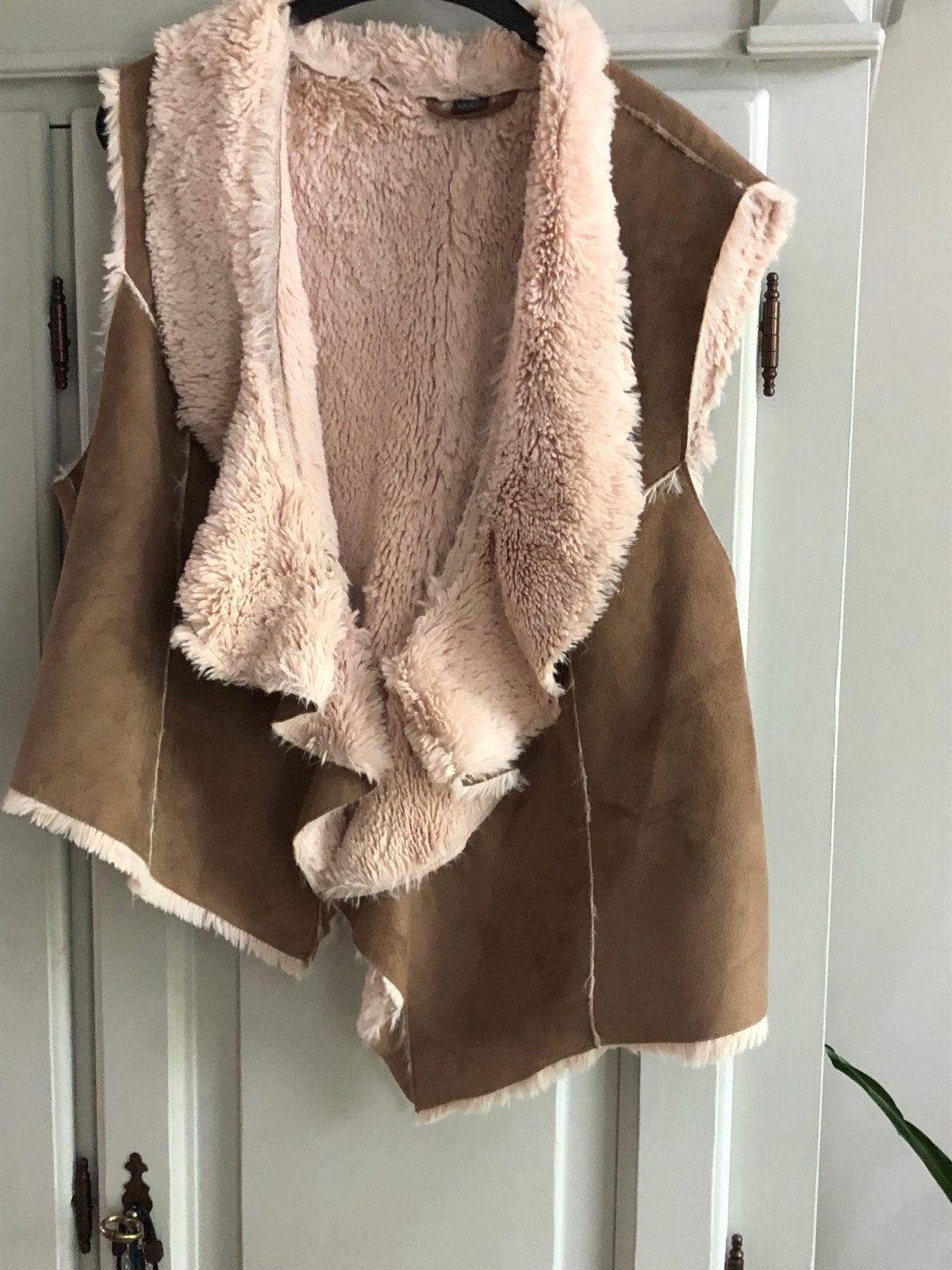 Bruin suède look vest met teddy voering, Kleding | Dames, Bodywarmers, Ophalen of Verzenden, Zo goed als nieuw, Maat 38/40 (M)