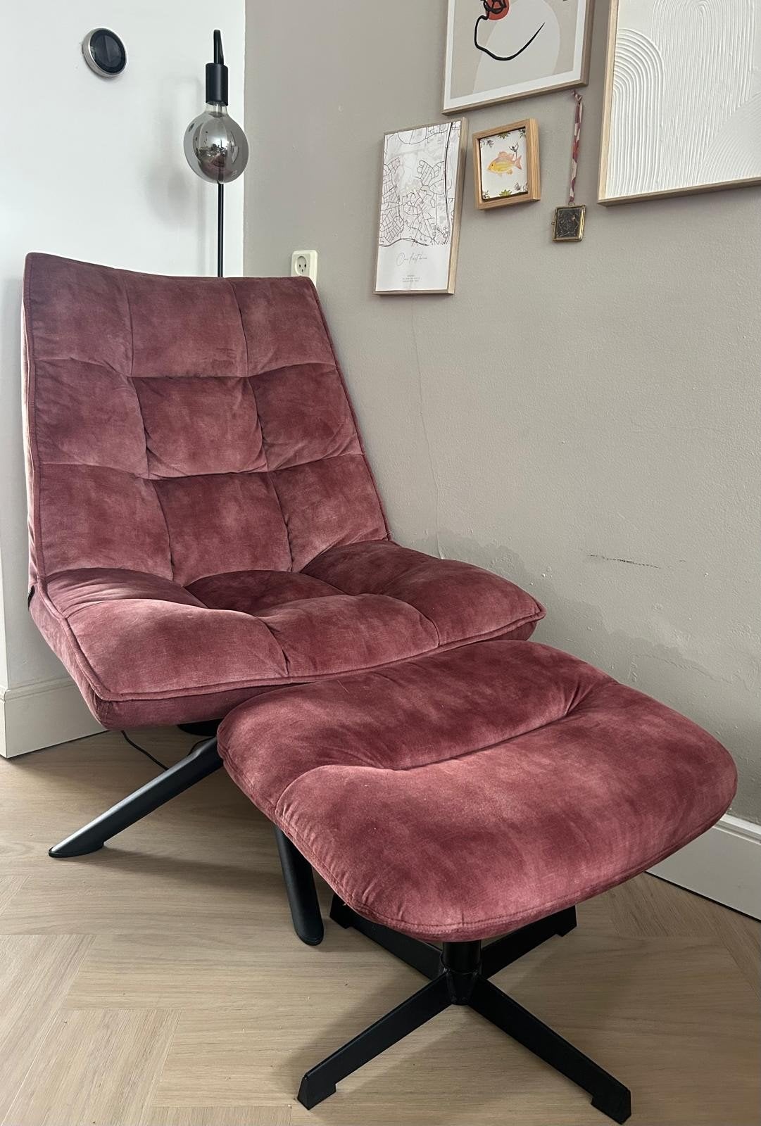 Comfortabele roze lounge fauteuil met voetenbank, Ophalen, Modern, Comfortabel, Overige kleuren, Zo goed als nieuw