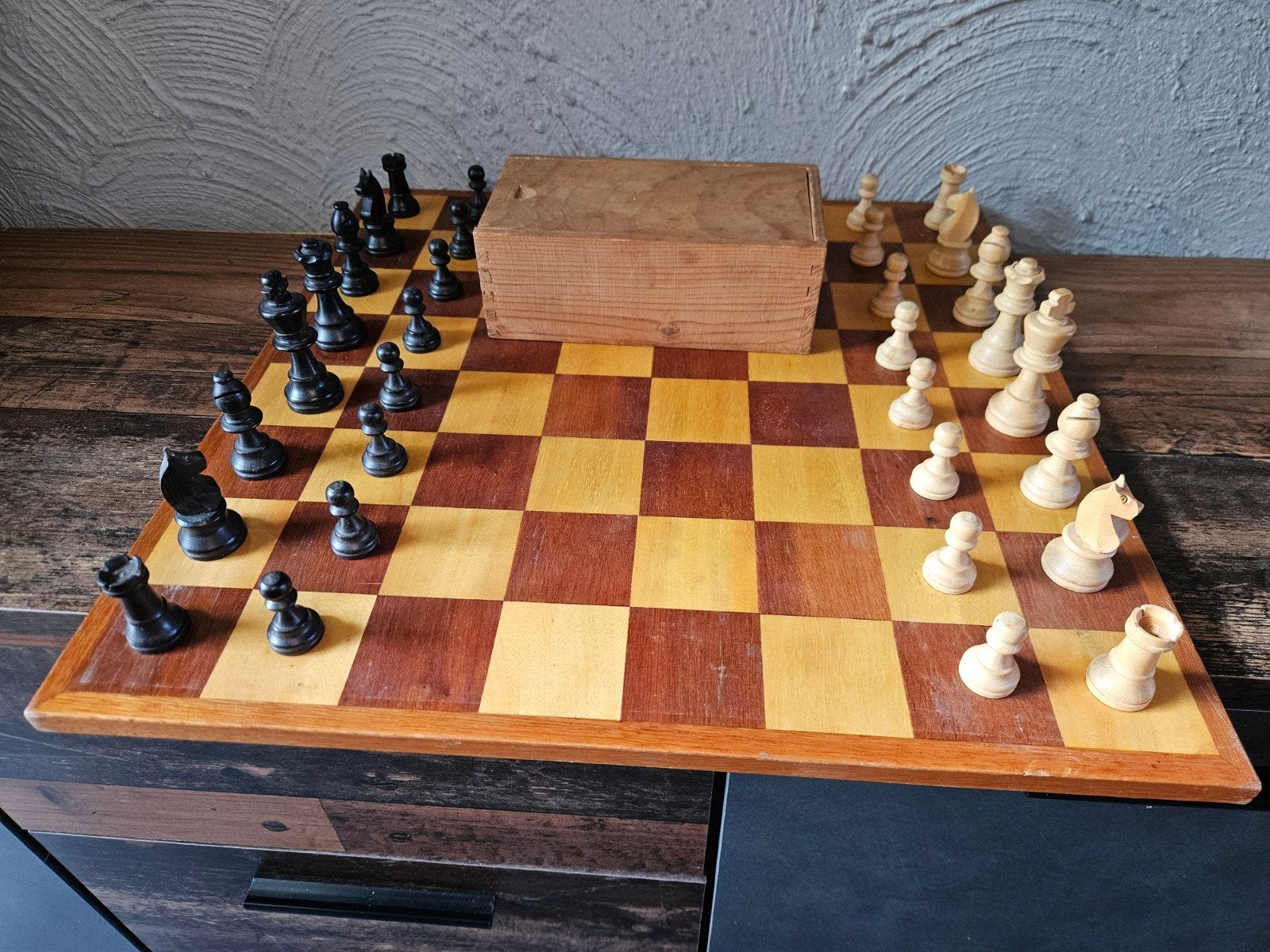 Vintage prachtig groot houten schaakspel met opbergdoos, Een of twee spelers, Ophalen of Verzenden, Gebruikt