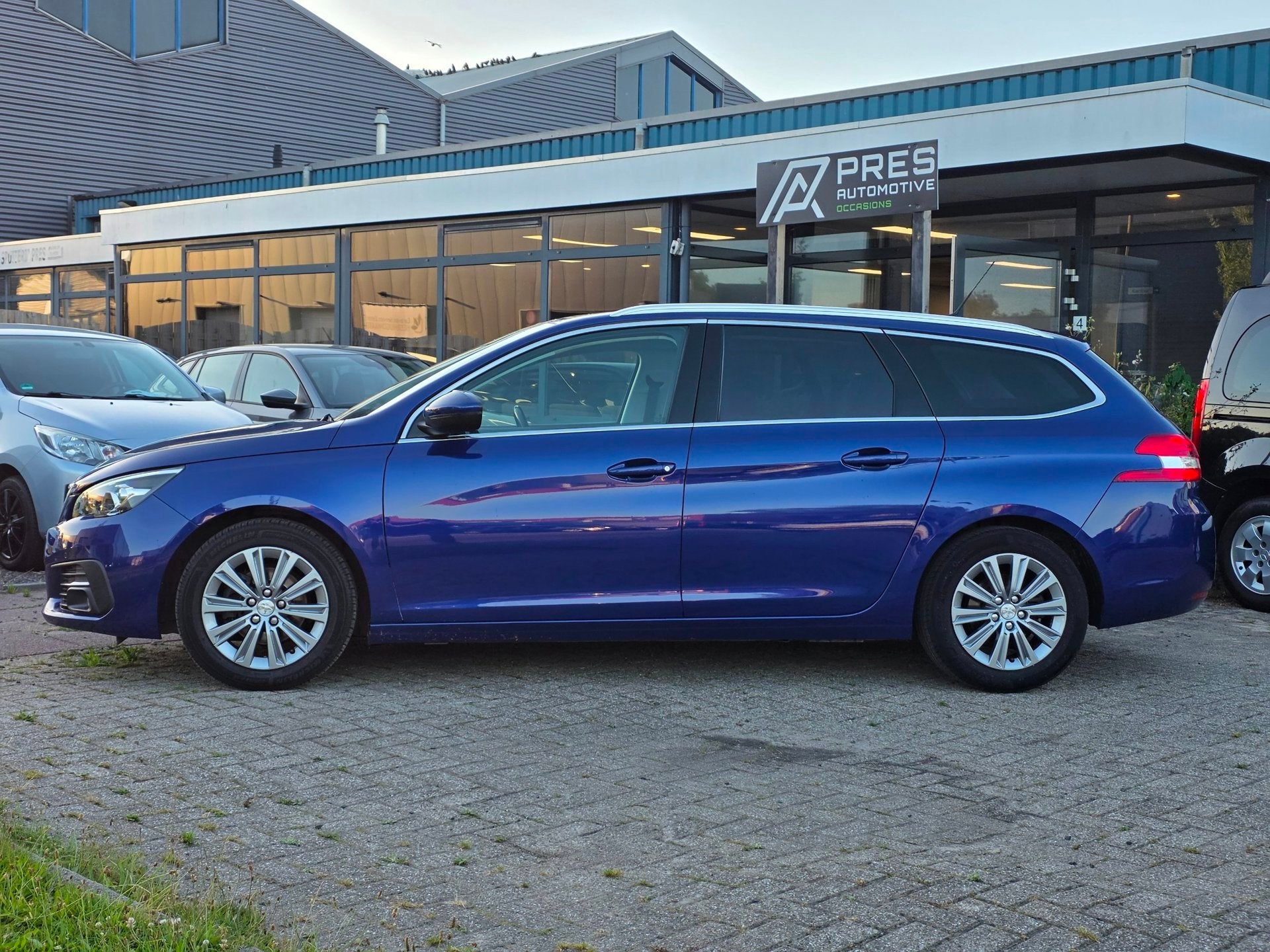Peugeot 308 SW 1.2 PureTech Blue Lease Premium |ACC|PANO|CAM, Auto's, Voorwielaandrijving, Dealer onderhouden, Stof, Gebruikt