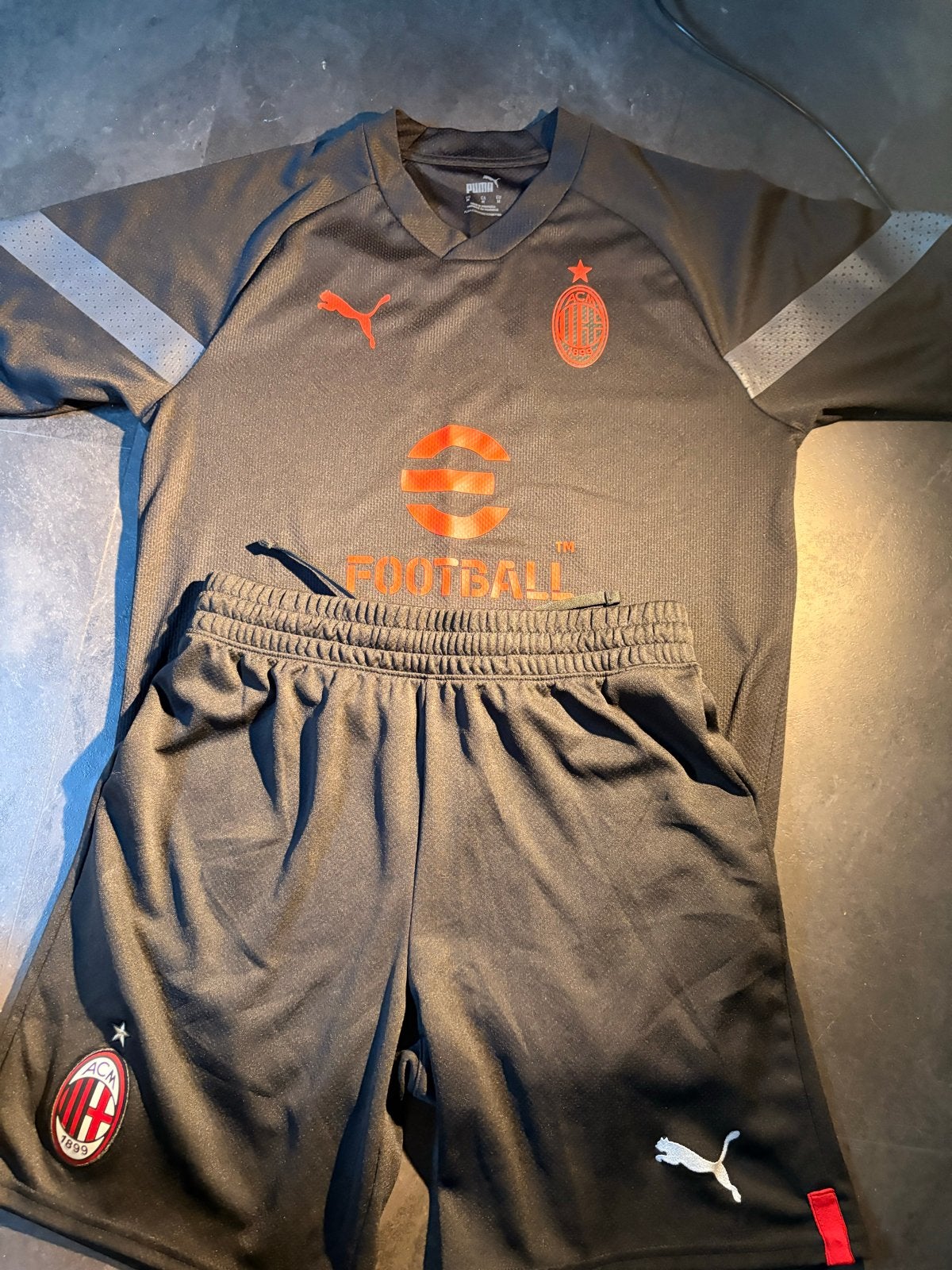 AC Milan Puma Trainingspak Zwart Maat M, Sport en Fitness, Voetbal, Maat M, Ophalen of Verzenden, Zo goed als nieuw, Set