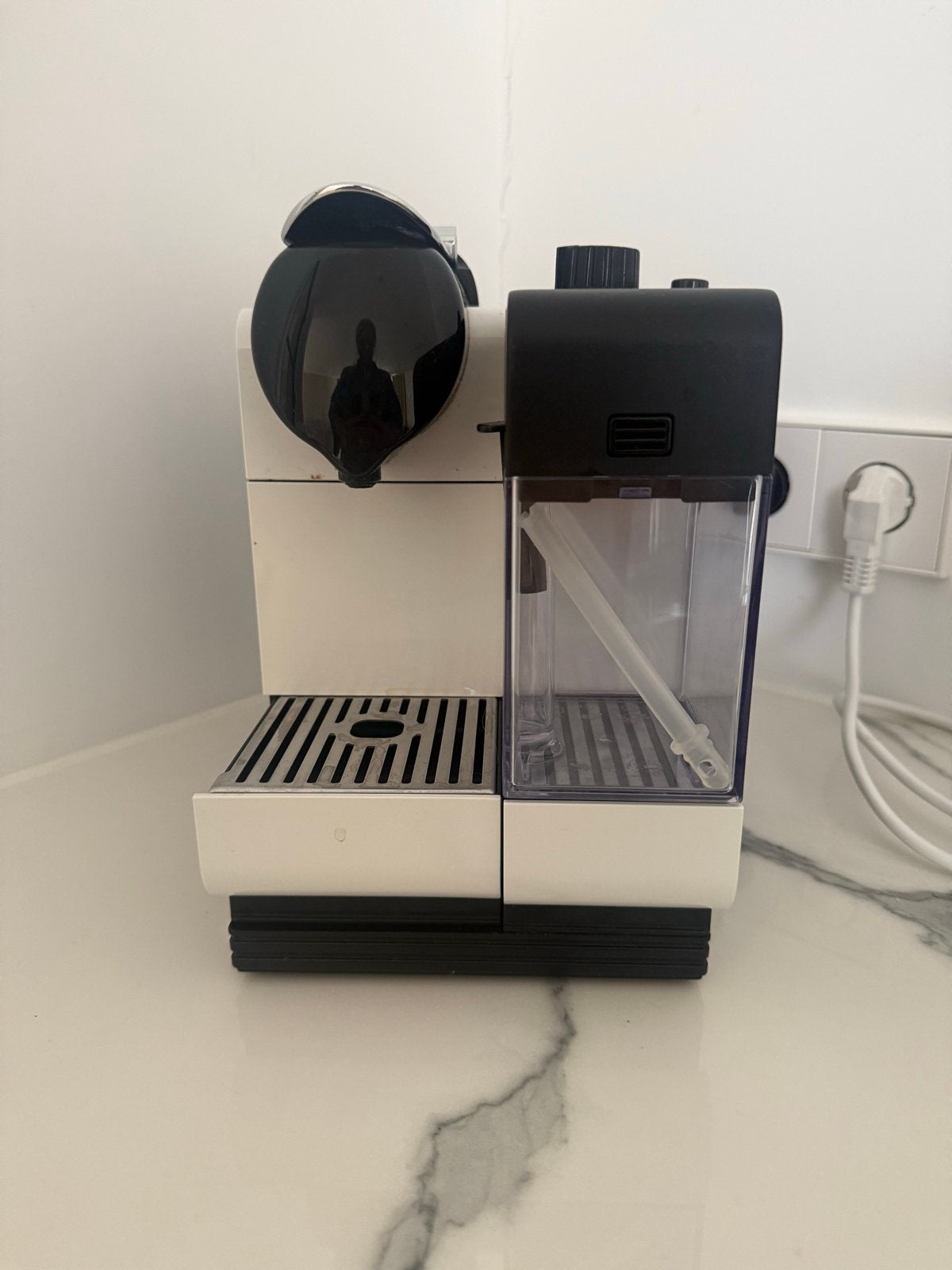 De'Longhi Nespresso Lattissima One - Cappuccino & Latte Macc, Gebruikt, Espresso apparaat, Ophalen of Verzenden, Koffiepads en cups